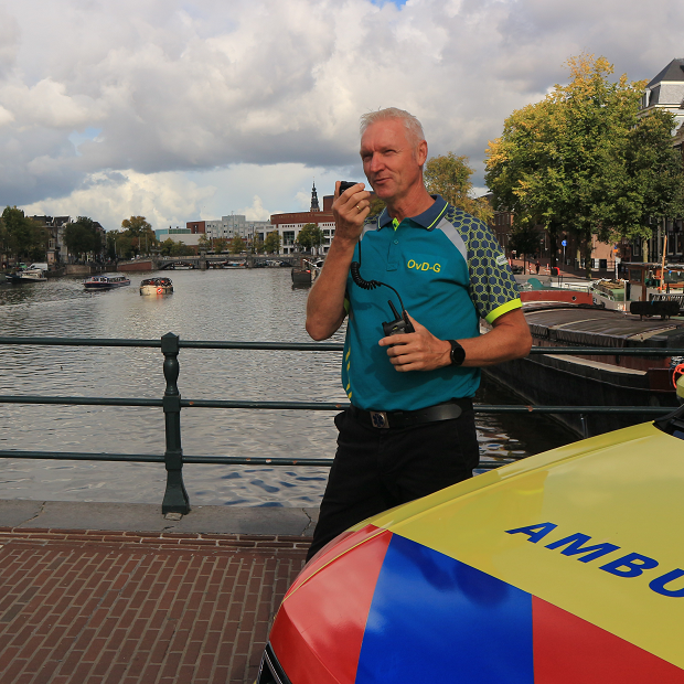 OvD-G gebruikt portofoon voor overleg